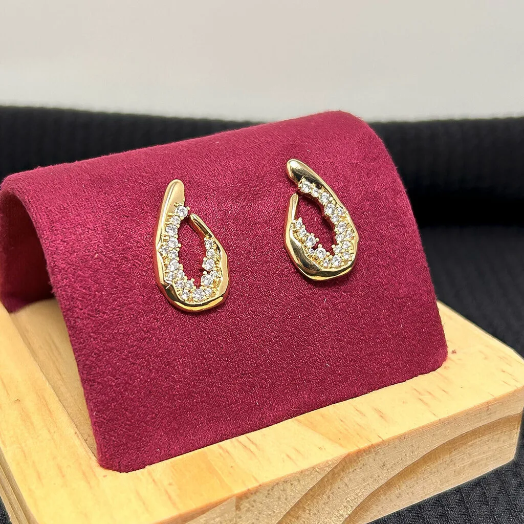BRINCO ORGÂNICO GOTA CRAVEJADA ZIRCÔNIA BANHADO A OURO 18K