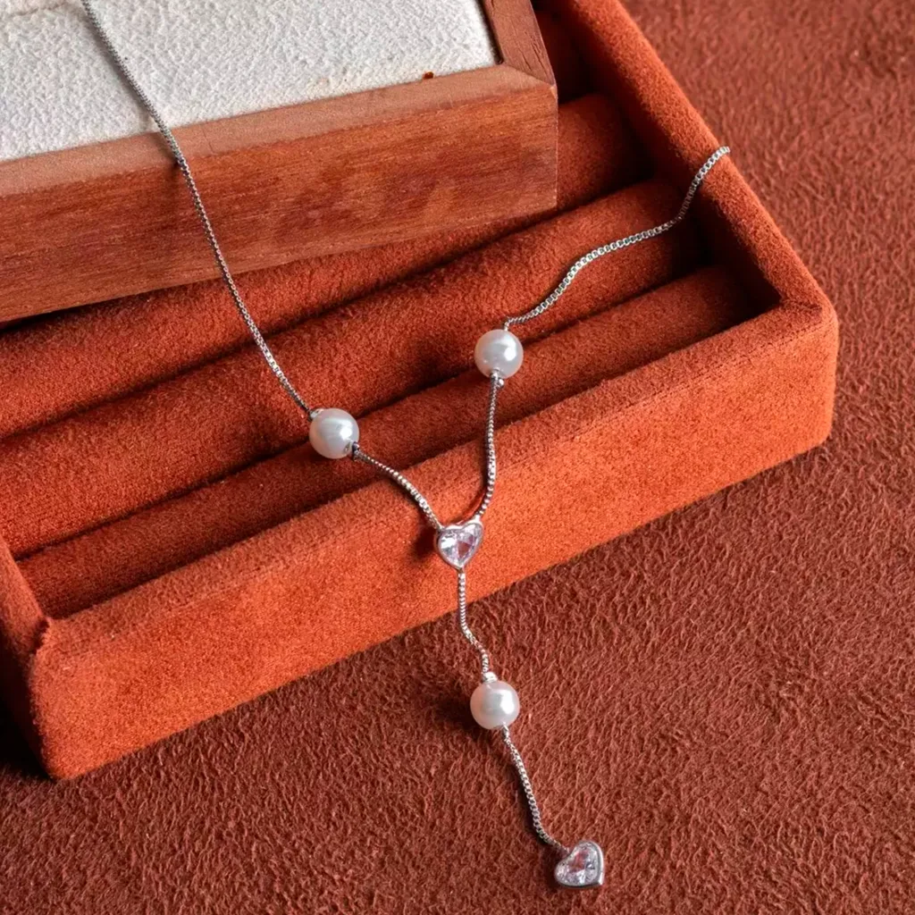 COLAR GRAVATINHA COM PÉROLAS E ZIRCÔNIAS DE CORAÇÃO - RÓDIO BRANCO (40CM+10CM)
