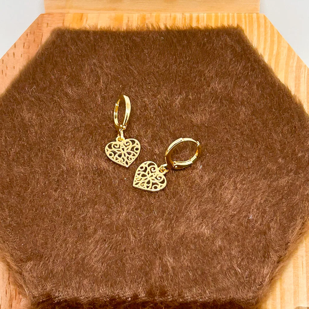 BRINCO DE ARGOLA DE CORAÇÃO BANHO OURO 18K