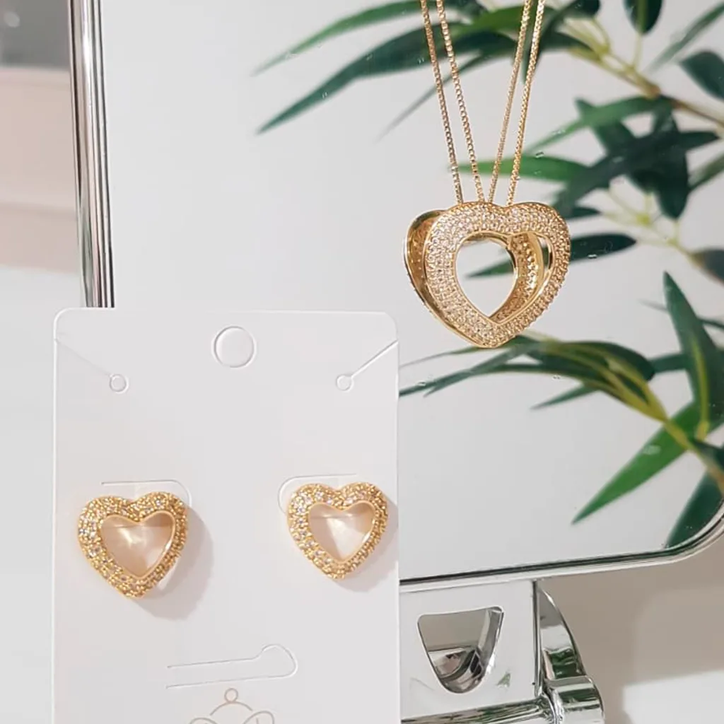 CONJUNTO DE CORAÇÃO VAZADO CRAVEJADO DE ZIRCÔNIAS CRISTAIS (45CM+5CM) BANHO OURO 18K