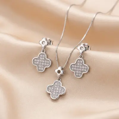 Conjunto Trevo com Flor Cravejado