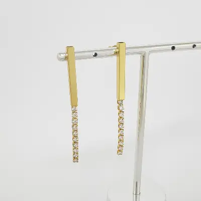 Brinco fixo com tubo quadrado de 2,5cm e filete de zirconia 2mm cristal BANHADO A OURO 18K