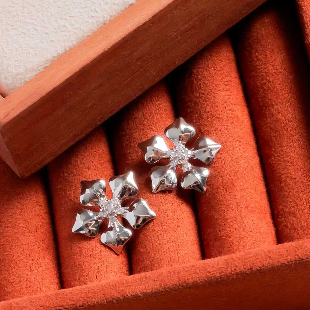 BRINCO DE FLOR CRAVEJADO CRISTAL - RÓDIO BRANCO