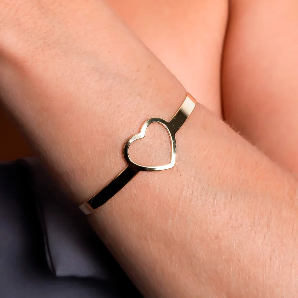 BRACELETE DE CORAÇÃO VAZADO - BANHO OURO 18K