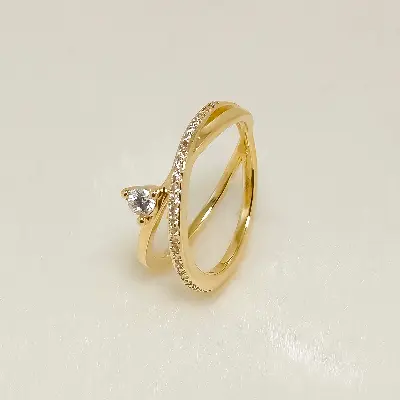 anel dourado com pedra transparente