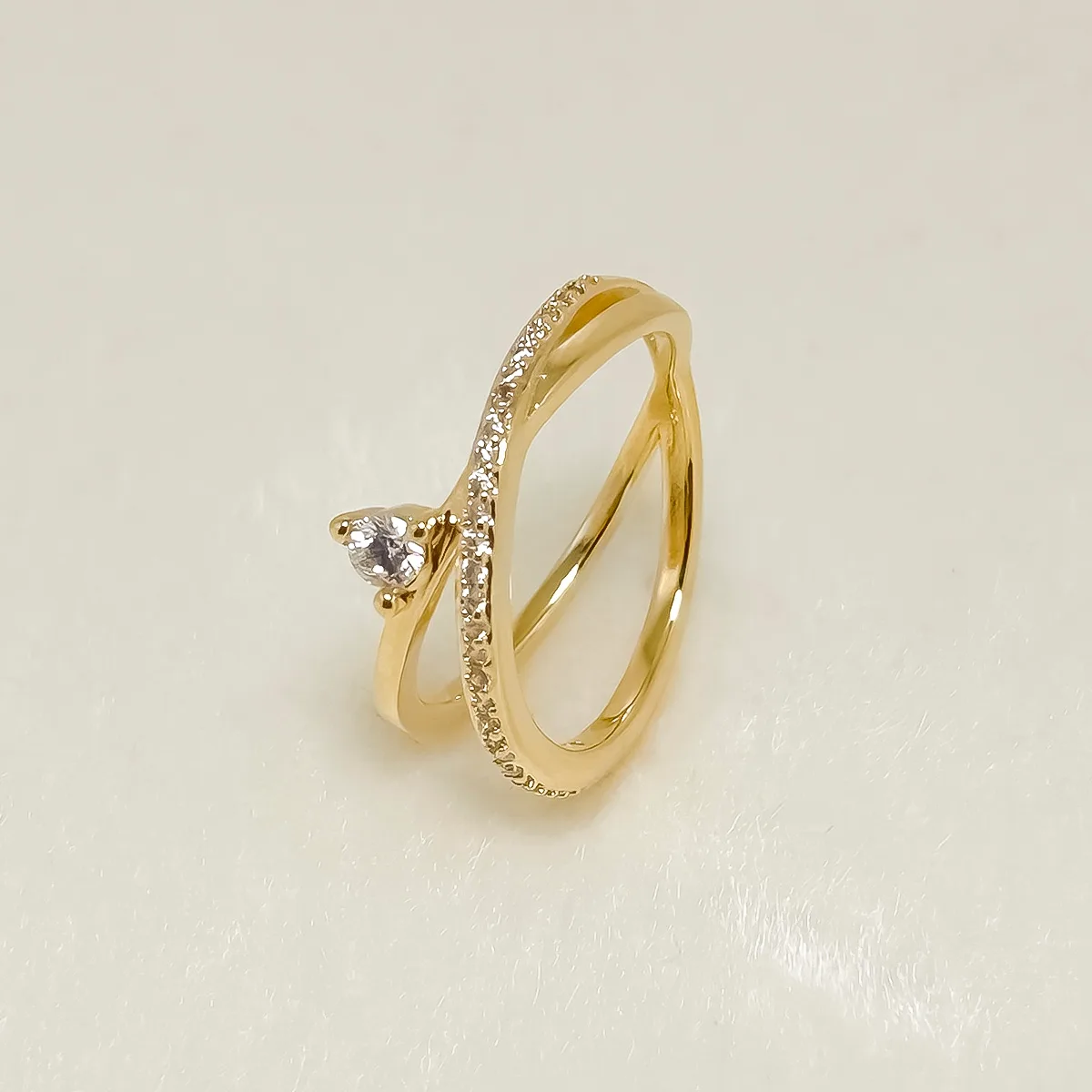 anel dourado com pedra transparente