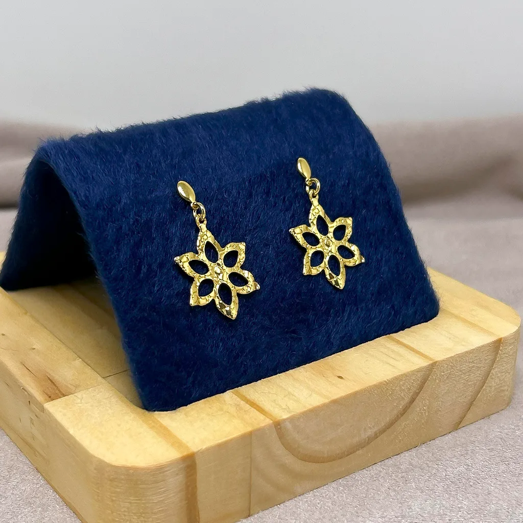 Brinco pendurado em formato de flor vazada com bordas detalhadas BANHADO A OURO 18K