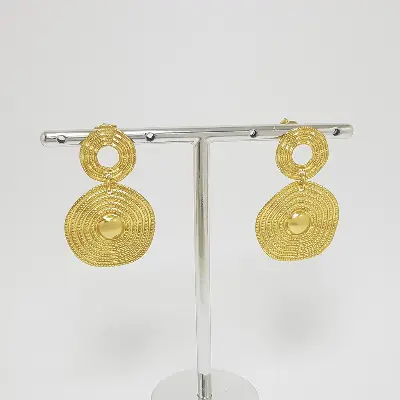 Brinco orgânico redondo com detalhes frisados BANHADO A OURO 18K