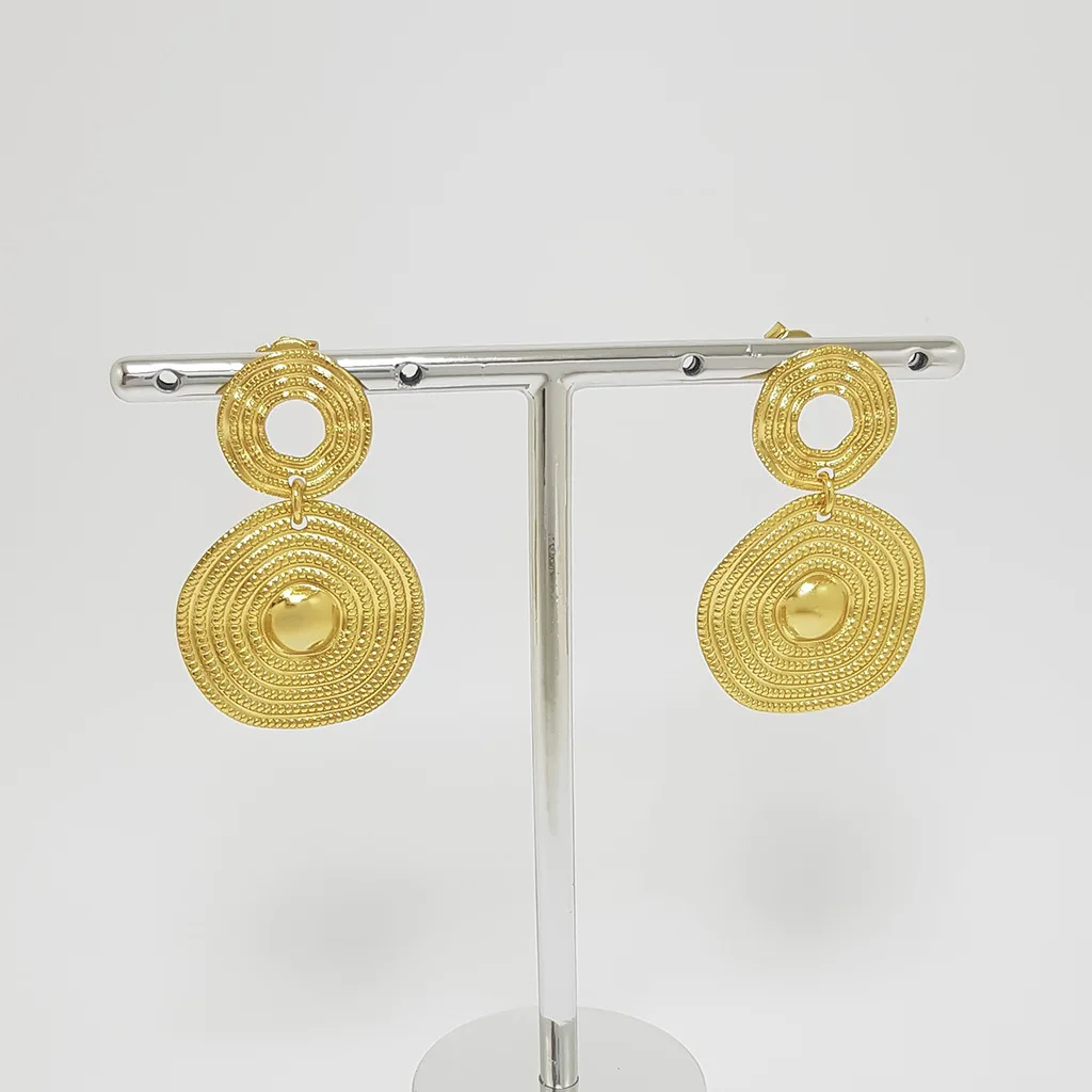 Brinco orgânico redondo com detalhes frisados BANHADO A OURO 18K