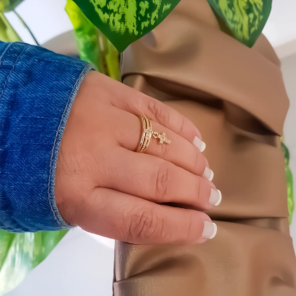 ANEL COM PÊNDULO DE CRUZ CRAVEJADA COM MICRO ZIRCÔNIAS - BANHO OURO 18K