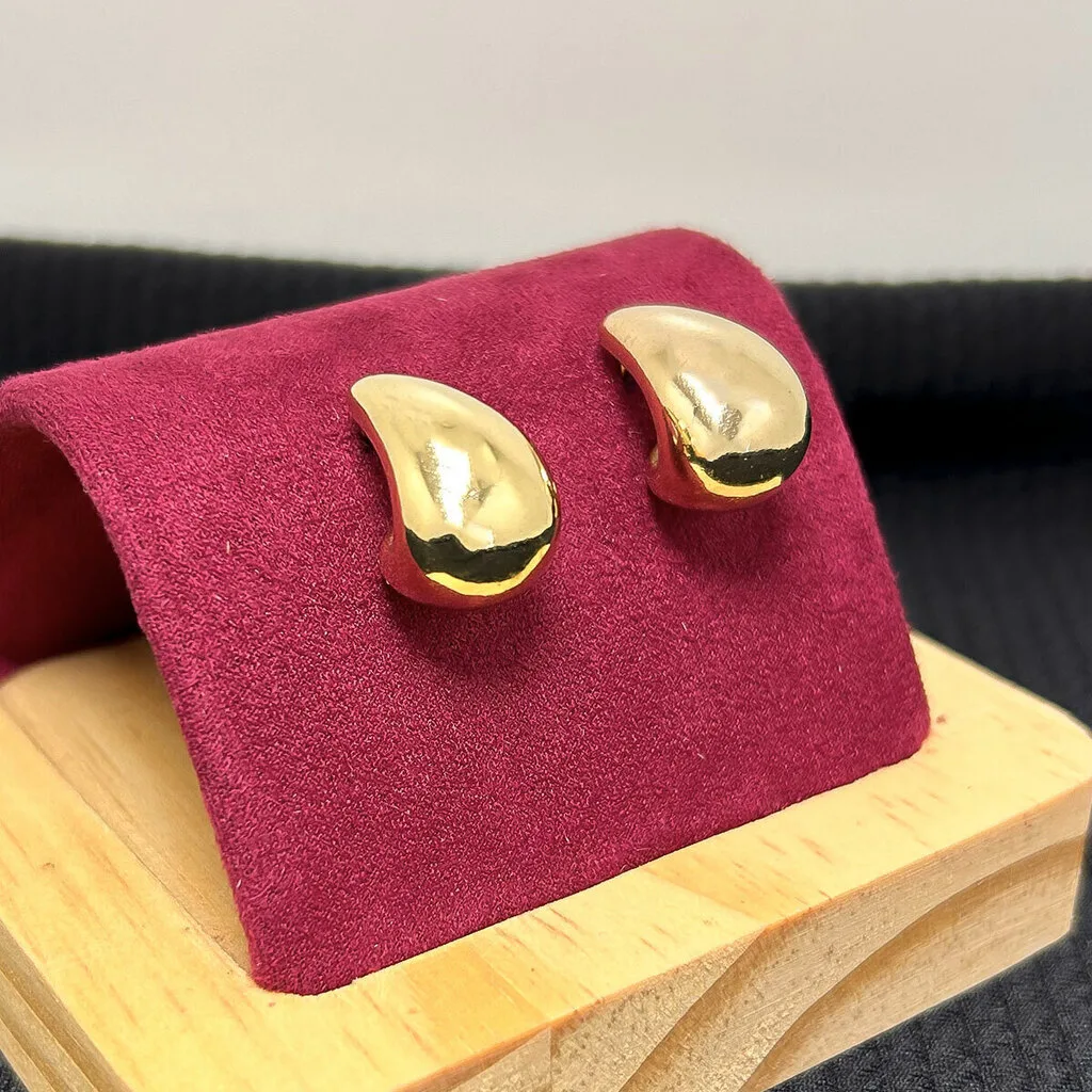 BRINCO GOTA VÍRGULA BANHADO A OURO 18K