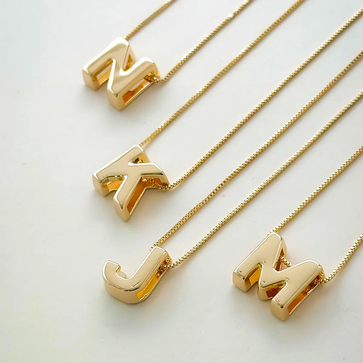 colar com pingente de letra dourado