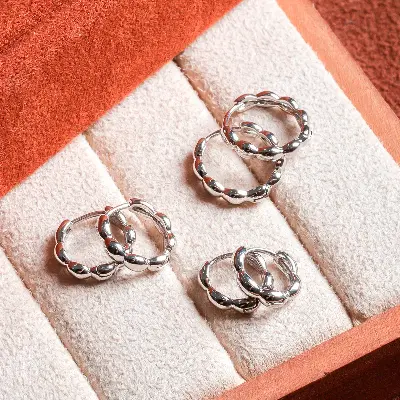 brincos de argola com textura bolha