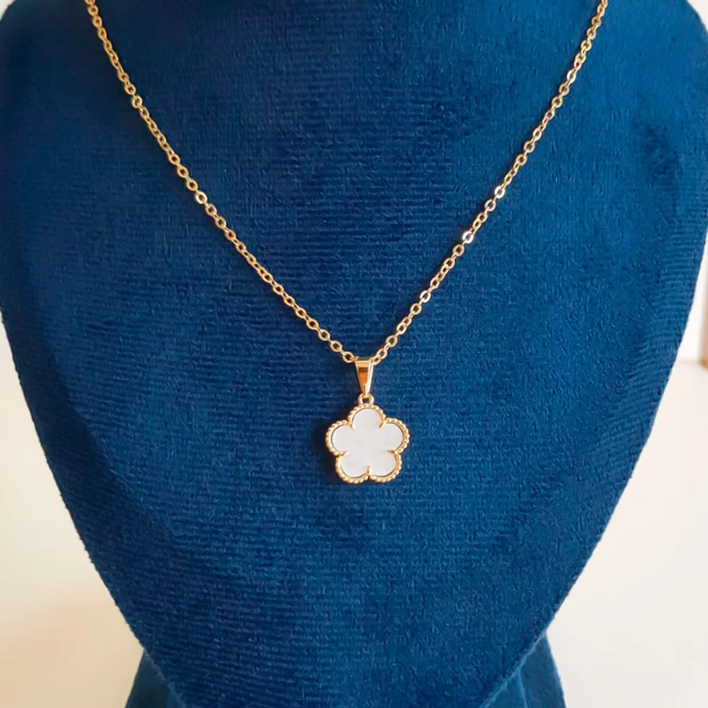 COLAR FLOR BRANCA BANHADO OURO 18K