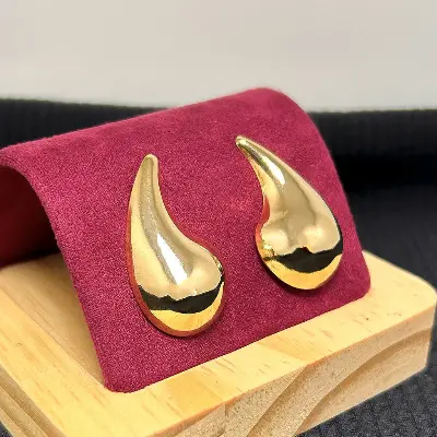 BRINCO GOTA HAILEY G BANHADO A OURO 18K