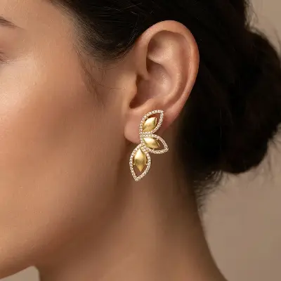 brincos com pedras e acabamento dourado