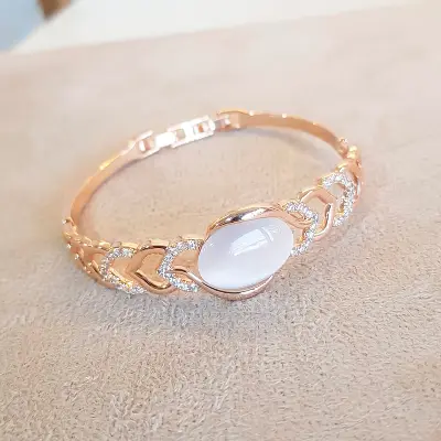 pulseira com pedra oval branca e detalhes em zircônia