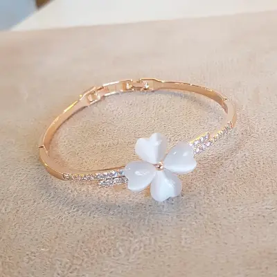pulseira rígida com flor de corações e pedras