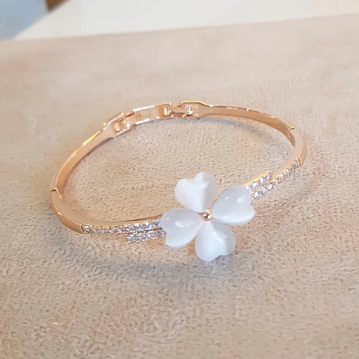 pulseira rígida com flor de corações e pedras