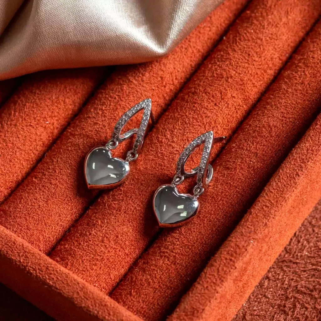 BRINCO CRAVEJADO DE ZIRCÔNIAS CRISTAIS COM CORAÇÃO - RÓDIO BRANCO