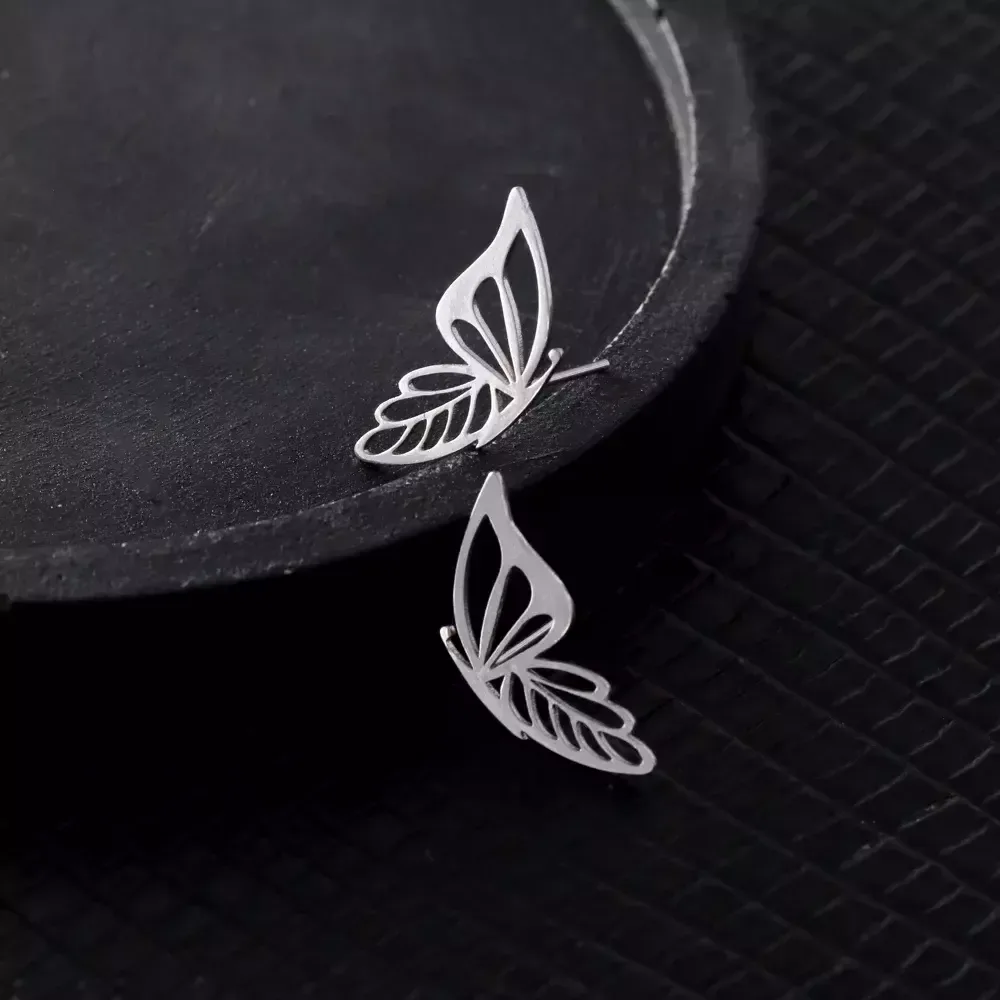 BRINCO BORBOLETA VAZADA EM AÇO INOX
