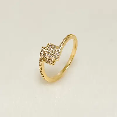 anel dourado com pedras pequenas