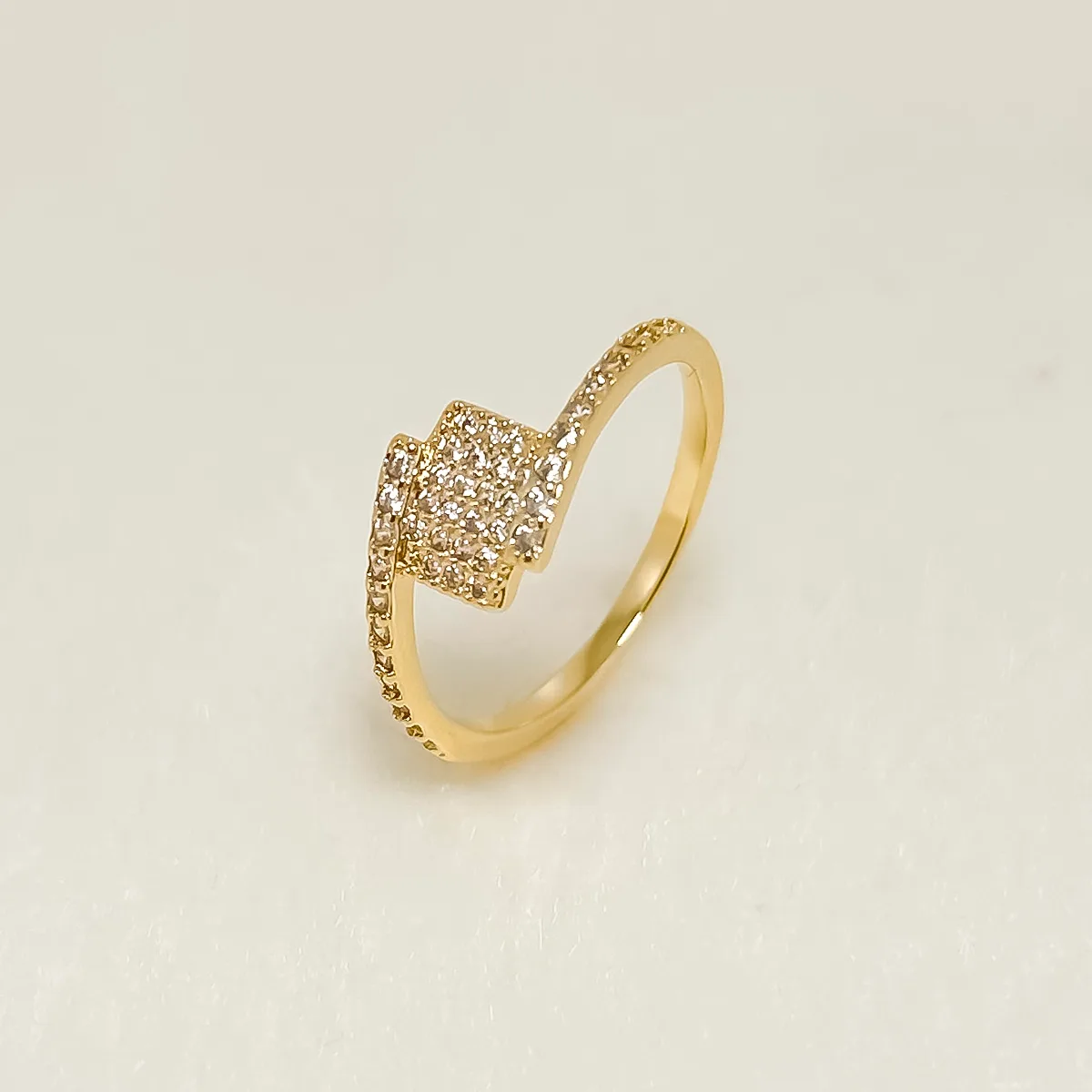 anel dourado com pedras pequenas