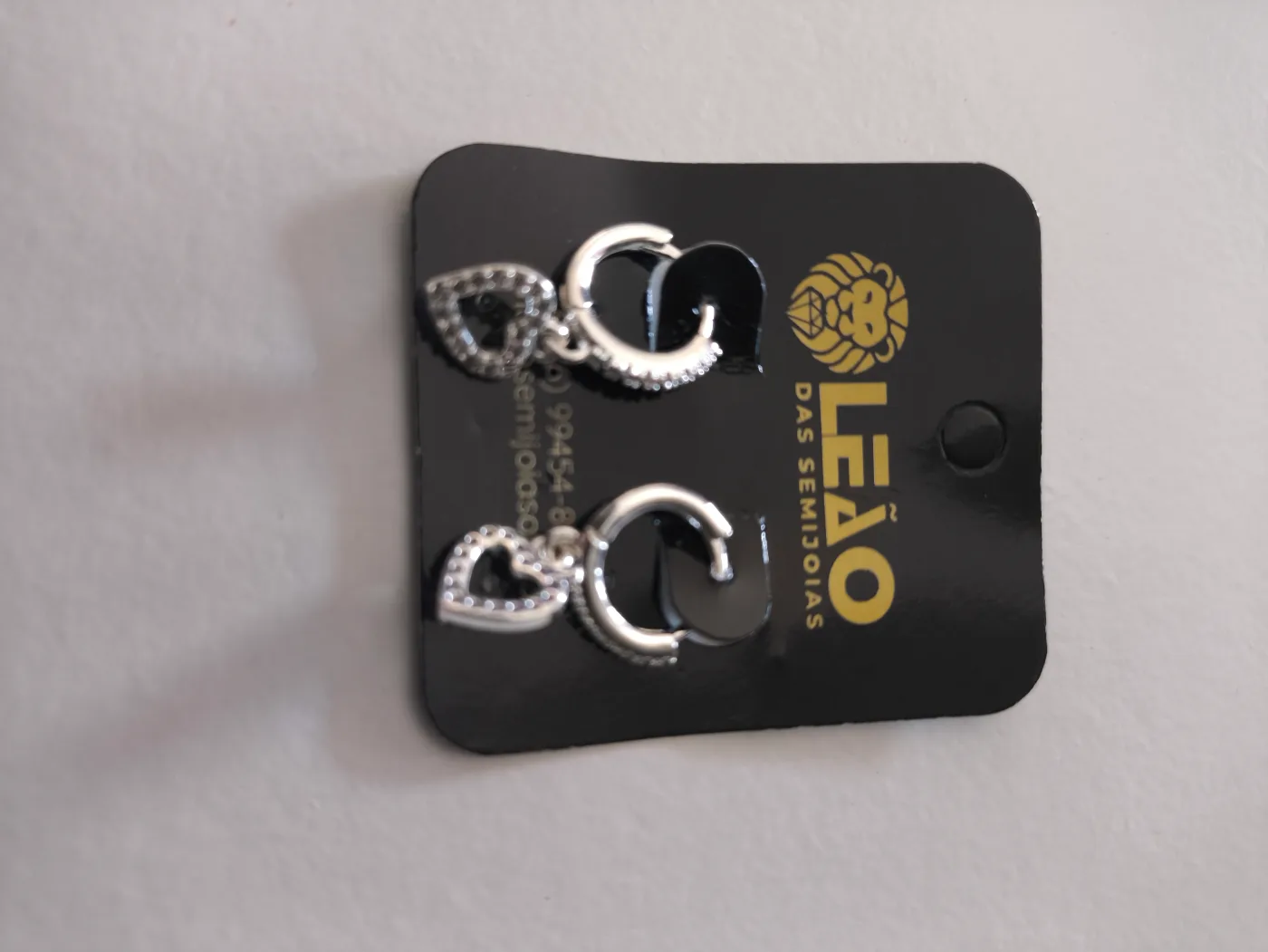 brincos argola com pingente de coração e pedras