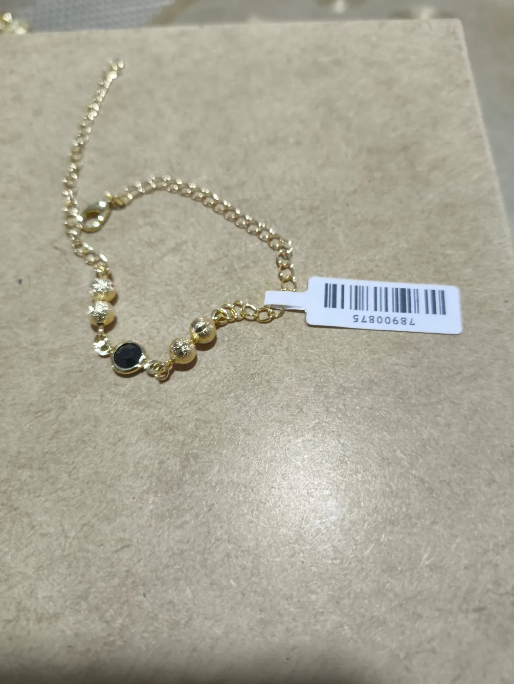 pulseira com bolas texturizadas e pedra preta
