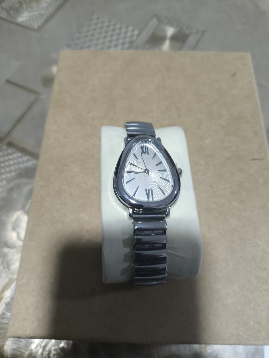 relógio de pulso feminino prata com mostrador triangular