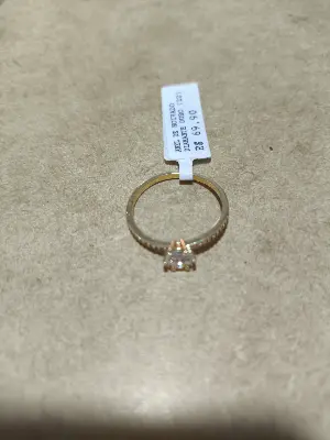 anel de noivado com diamante