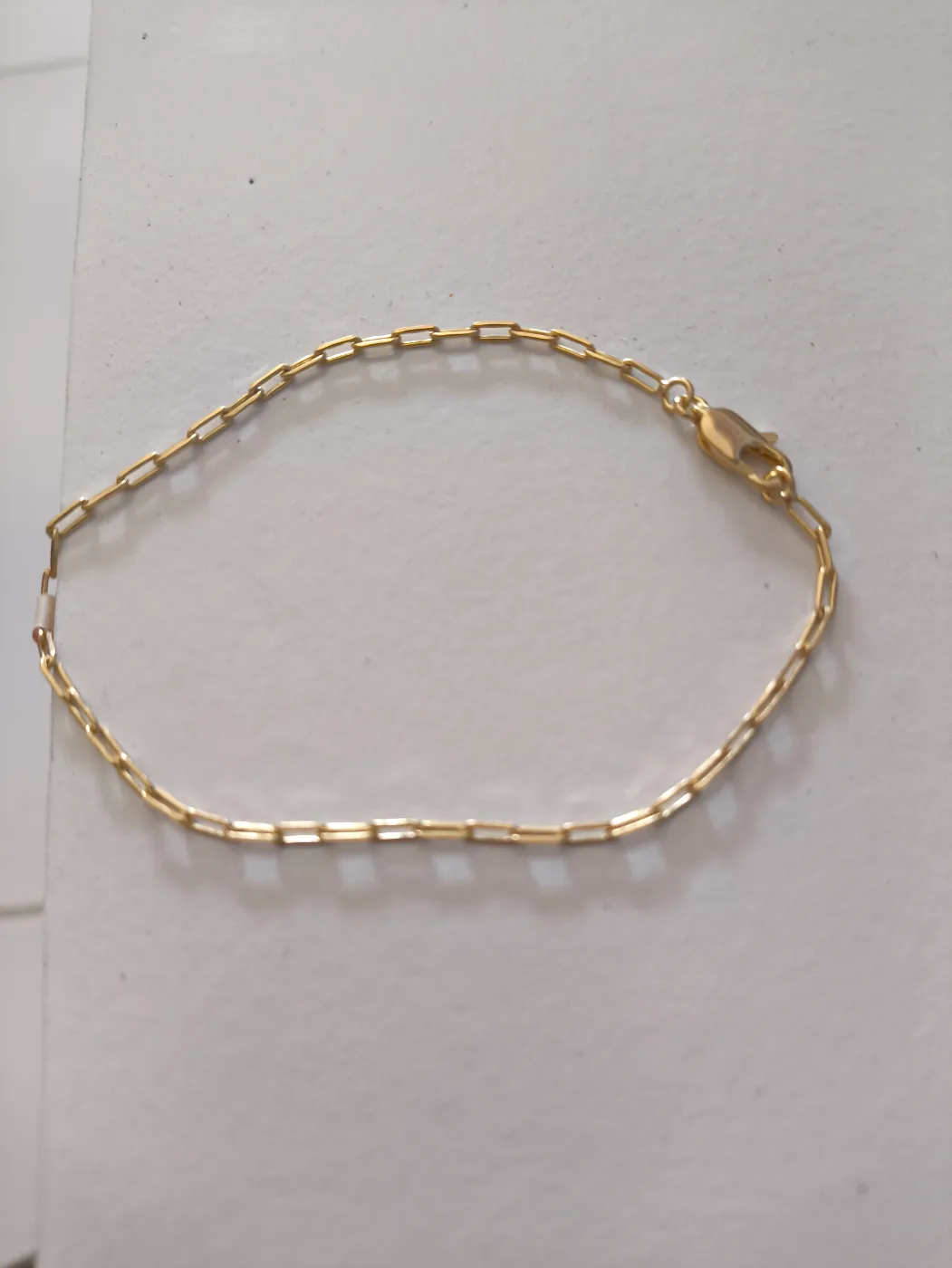 pulseira de elos retangulares finos dourada