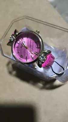 relógio feminino com pulseira rosa e detalhes em pedra