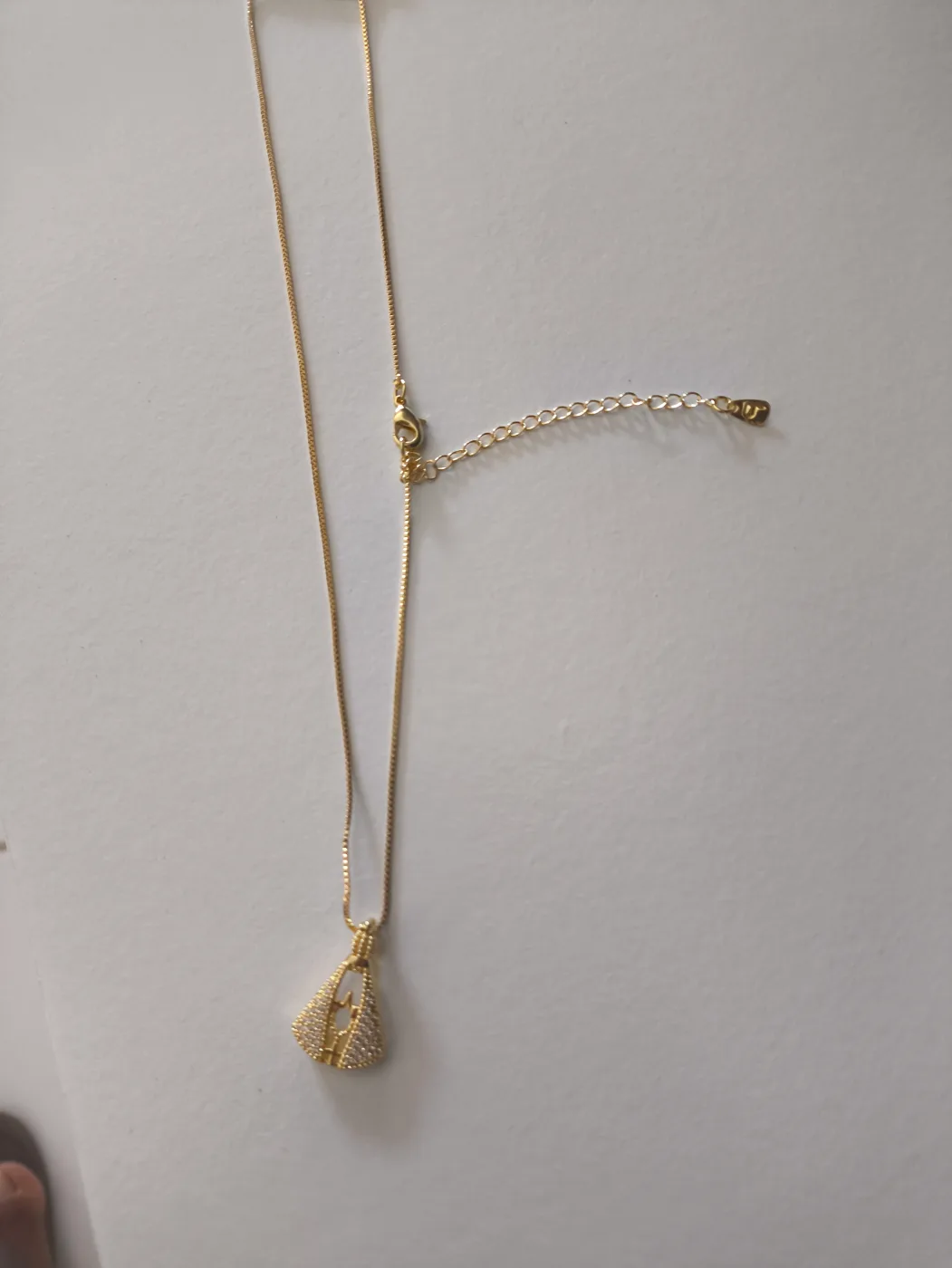 colar com pingente triangular cravejado