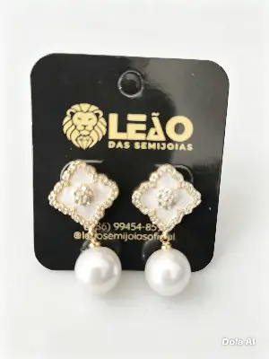 78900370 Brinco Flor Branca com Detalhes Brilhantes e Pérola – Leão das Semijoias