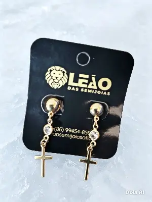 067898 Brinco Pingente Cruz com Pedra – Leão das Semijoias