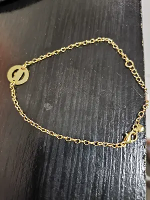 pulseira delicada com pingente redondo vazado