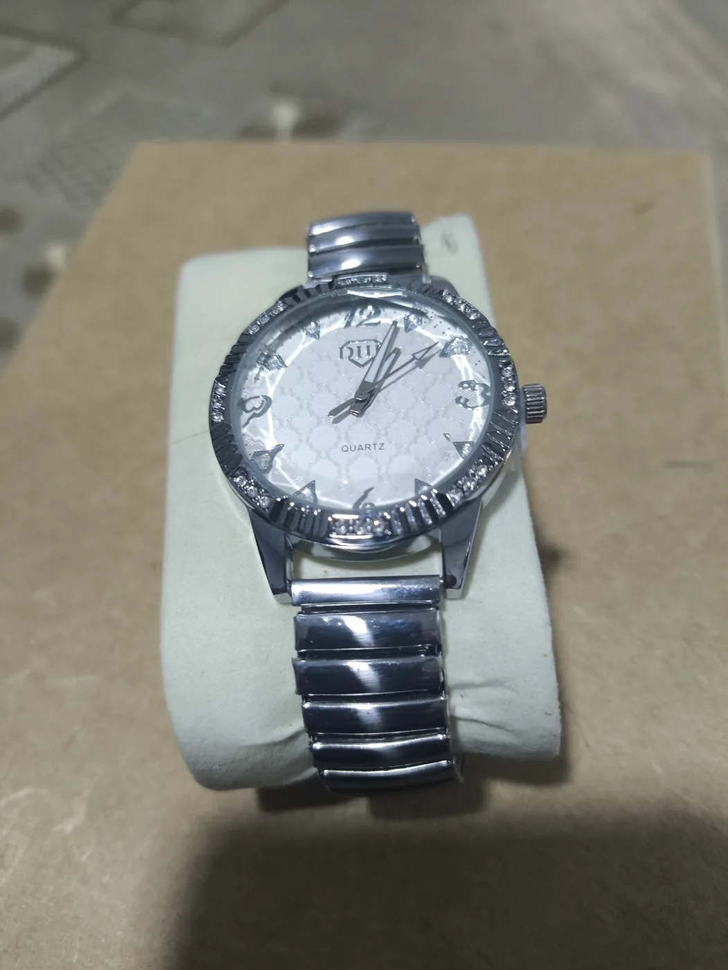 relógio feminino prata com pedras brilhantes