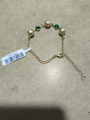 pulseira com bolas texturizadas e pedras verdes
