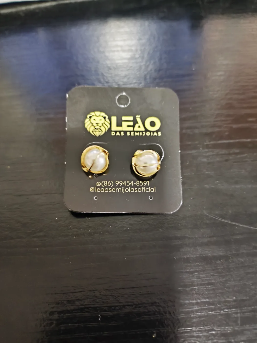 Brinco de bolinha com detalhes dourados