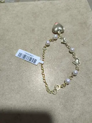 pulseira delicada com corações e pérolas