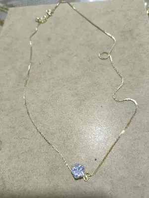 colar com pingente de pedra azul em formato de flor