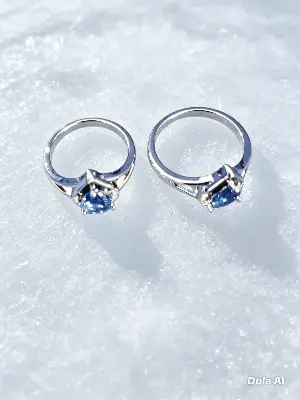 78901162 Par de Anéis com Pedra Azul em Acabamento Prateado