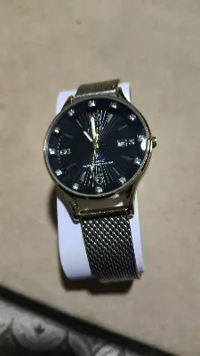 relógio de pulso masculino com mostrador preto e pulseira metálica