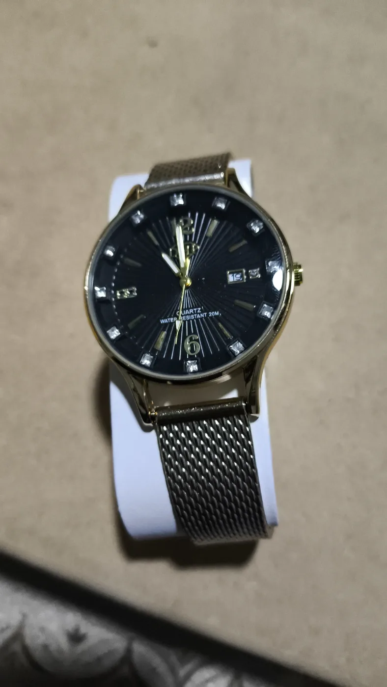 relógio de pulso masculino com mostrador preto e pulseira metálica