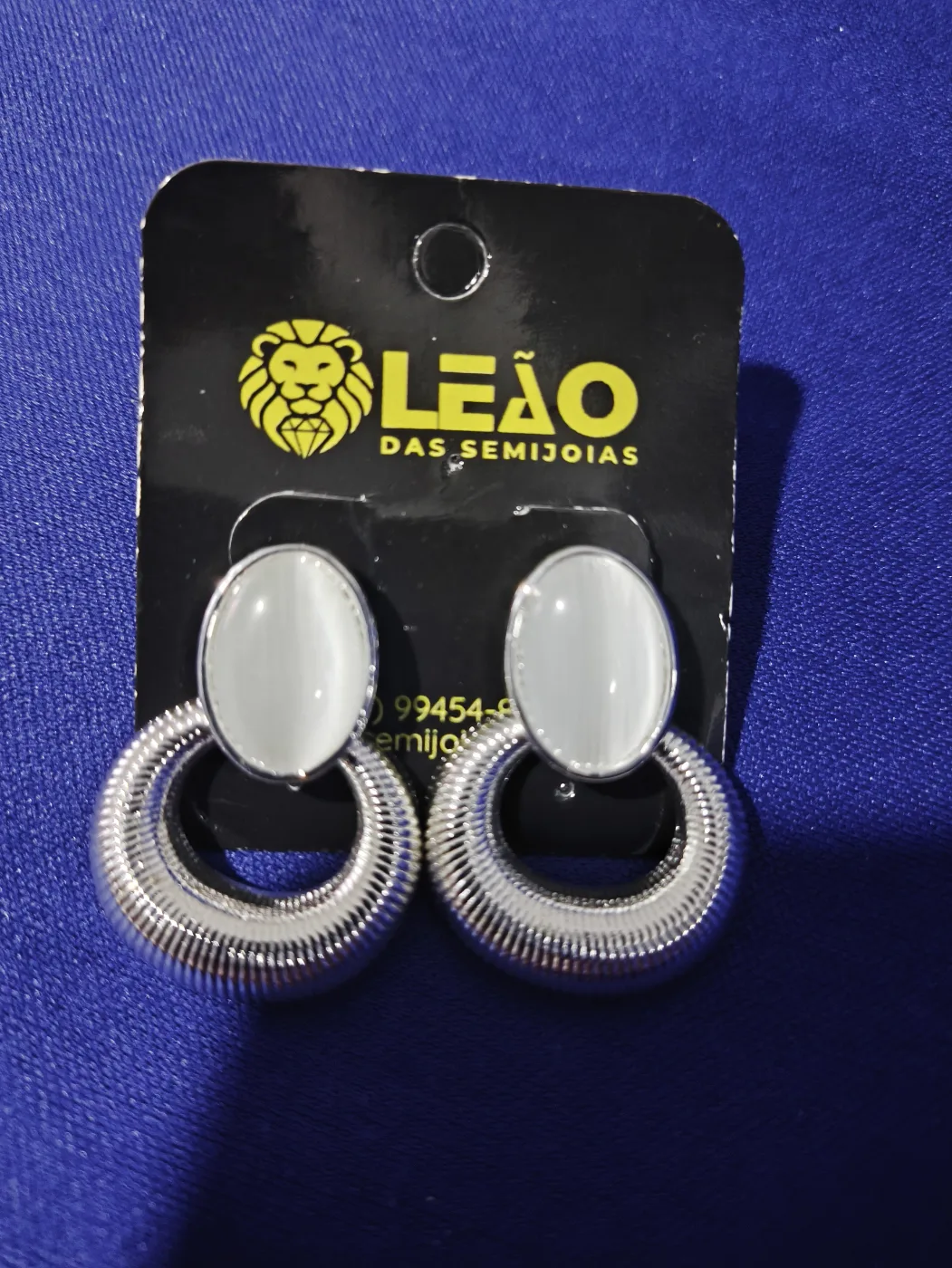864916 Brinco pedra oval Branca e argola texturizada