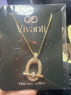Colar com Pingente Oval Cravejado