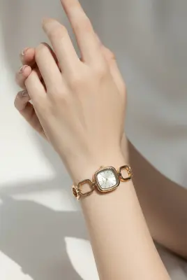 Relógio Feminino com Pulseira de Elos e Mostrador Quadrado