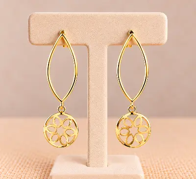 Brinco Dourado Oval com Pingente Vazado Floral