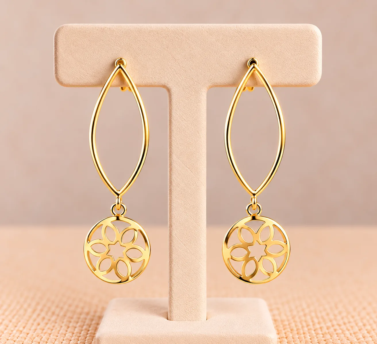 Brinco Dourado Oval com Pingente Vazado Floral